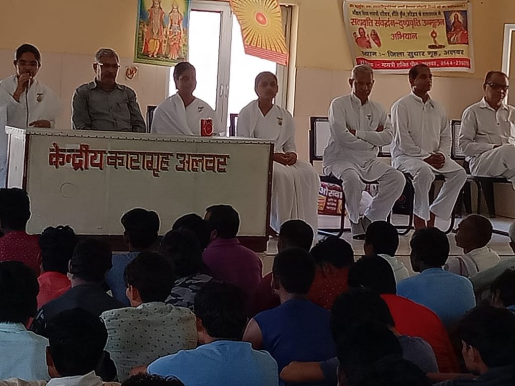 सेंट्रल जेल अलवर में बंदी भाइयों को रक्षा सूत्र बांधते हुए ब्रह्माकुमारी बहने